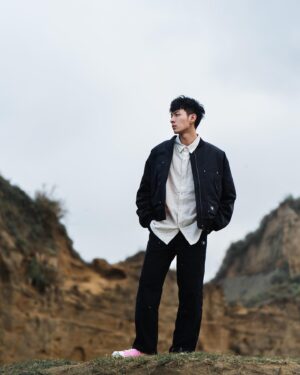 Jed Chung Instagram - 前幾天趁著工作空檔，把握了最後的好天氣，帶著Gap最新一季的城市機能系列還有復古休閒系列出門好好的踩沙踏青了一番！

這次在挑選復古休閒系列的時候，一度把記憶拉回國高中時期出門標配的格子元素，法蘭絨的材質撐起了整件襯衫的磅數，內裏貼心的刷毛也非常適合近期降溫的天氣。再來我要說說這個拼接直筒牛仔褲！國中求媽媽買的那件到現在還在我的衣櫃裡！印象中那個年代的潮男都少不了一件，現在居然還能買到這個復刻元素，只能說復刻誠可貴，回憶價更高啊！

而城市機能系列，防潑水材質的飛行外套，加上實用的多口袋設計，讓人一件就可以上山下海走入街頭，而內裏的撞色外套跟褲子上的小釘釦也讓低調的色系裡多了一些繽紛！

下禮拜冷氣團準備強勢來襲了，你準備好你的禦寒裝備了嗎！如果還沒，就交給新一季的Gap吧！

@gaptaiwan 
#gaptaiwan#gapootd#iamgap新裝出發
