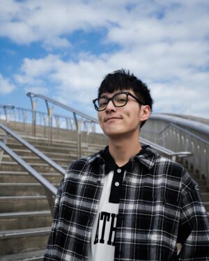 Jed Chung Instagram - 前幾天趁著工作空檔，把握了最後的好天氣，帶著Gap最新一季的城市機能系列還有復古休閒系列出門好好的踩沙踏青了一番！

這次在挑選復古休閒系列的時候，一度把記憶拉回國高中時期出門標配的格子元素，法蘭絨的材質撐起了整件襯衫的磅數，內裏貼心的刷毛也非常適合近期降溫的天氣。再來我要說說這個拼接直筒牛仔褲！國中求媽媽買的那件到現在還在我的衣櫃裡！印象中那個年代的潮男都少不了一件，現在居然還能買到這個復刻元素，只能說復刻誠可貴，回憶價更高啊！

而城市機能系列，防潑水材質的飛行外套，加上實用的多口袋設計，讓人一件就可以上山下海走入街頭，而內裏的撞色外套跟褲子上的小釘釦也讓低調的色系裡多了一些繽紛！

下禮拜冷氣團準備強勢來襲了，你準備好你的禦寒裝備了嗎！如果還沒，就交給新一季的Gap吧！

@gaptaiwan 
#gaptaiwan#gapootd#iamgap新裝出發