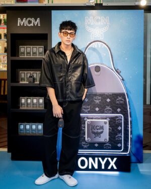 Jed Chung Instagram - MCM ONYX

ONYX是一種瑪瑙礦物石，代表能量、力量及自信。

近年MCM開始推出原創背包造型香水，以品牌經典「Stark老花後背包」為靈感設計，在推出一系列商品受到全球廣大香氛愛好者矚目後，終於誕生了MCM ONYX 黑曜背包淡香精，不僅延續了一直以來背包香水的核心概念「TRAVEL BYOND 虛擬時空旅行」，還創建了ONYX元素，成為了開啟時空之門的鑰匙。

此次設計除了重現品牌經典標誌性後背包外，採用霧面黑色配上深灰色的visetos老花圖案，搭配青銅色裝飾復刻皮革紋理，刻畫出虛擬時空的神秘與ONYX元素的冷冽。

當我第一次試香MCM ONYX的時候，首先帶給我的是一陣胡椒辛辣夾雜生薑的距離感，像是虛擬時空一樣，對於那個未曾交集的某個他/她有著某種未知又有想像空間的距離感。接著你開始對這個未知產生好奇，試著探索了解，原來隱匿在這距離背後的是馥郁薰衣草香加上羅勒與紫羅蘭葉清新的它。而你以為對於一切瞭如指掌時，尾韻的清新木香與海地香根草又將你拉進不同的維度，當你反應過來時，它只留下溫暖且炙熱的痕跡。

MCM自第一款香水問世，便堅持「永續性採購」及「綠色環保香水」的核心理念，ONYX也不例外，由超過79%科生物降解的純素配方製成，其中超過89%的成分使用化學原理，皆是為了實現永續環保的關鍵。

想跟我一起收藏這款未來主義香水嗎？
8月還有品牌香氛快閃店活動別錯過囉！

Pop Up Store
8/04-8/06 桃園中壢SOGO一樓大門
8/12-8/15 台北統一時代一樓連通道

@maisondebeautetaiwan 
#MCMFragrance#MCMOnyx#mcm黑曜背包淡香精