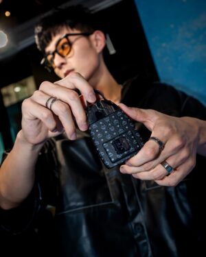 Jed Chung Instagram - MCM ONYX

ONYX是一種瑪瑙礦物石，代表能量、力量及自信。

近年MCM開始推出原創背包造型香水，以品牌經典「Stark老花後背包」為靈感設計，在推出一系列商品受到全球廣大香氛愛好者矚目後，終於誕生了MCM ONYX 黑曜背包淡香精，不僅延續了一直以來背包香水的核心概念「TRAVEL BYOND 虛擬時空旅行」，還創建了ONYX元素，成為了開啟時空之門的鑰匙。

此次設計除了重現品牌經典標誌性後背包外，採用霧面黑色配上深灰色的visetos老花圖案，搭配青銅色裝飾復刻皮革紋理，刻畫出虛擬時空的神秘與ONYX元素的冷冽。

當我第一次試香MCM ONYX的時候，首先帶給我的是一陣胡椒辛辣夾雜生薑的距離感，像是虛擬時空一樣，對於那個未曾交集的某個他/她有著某種未知又有想像空間的距離感。接著你開始對這個未知產生好奇，試著探索了解，原來隱匿在這距離背後的是馥郁薰衣草香加上羅勒與紫羅蘭葉清新的它。而你以為對於一切瞭如指掌時，尾韻的清新木香與海地香根草又將你拉進不同的維度，當你反應過來時，它只留下溫暖且炙熱的痕跡。

MCM自第一款香水問世，便堅持「永續性採購」及「綠色環保香水」的核心理念，ONYX也不例外，由超過79%科生物降解的純素配方製成，其中超過89%的成分使用化學原理，皆是為了實現永續環保的關鍵。

想跟我一起收藏這款未來主義香水嗎？
8月還有品牌香氛快閃店活動別錯過囉！

Pop Up Store
8/04-8/06 桃園中壢SOGO一樓大門
8/12-8/15 台北統一時代一樓連通道

@maisondebeautetaiwan 
#MCMFragrance#MCMOnyx#mcm黑曜背包淡香精