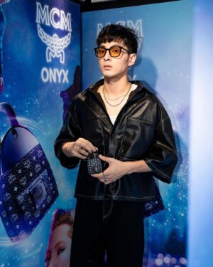 Jed Chung Instagram - MCM ONYX

ONYX是一種瑪瑙礦物石，代表能量、力量及自信。

近年MCM開始推出原創背包造型香水，以品牌經典「Stark老花後背包」為靈感設計，在推出一系列商品受到全球廣大香氛愛好者矚目後，終於誕生了MCM ONYX 黑曜背包淡香精，不僅延續了一直以來背包香水的核心概念「TRAVEL BYOND 虛擬時空旅行」，還創建了ONYX元素，成為了開啟時空之門的鑰匙。

此次設計除了重現品牌經典標誌性後背包外，採用霧面黑色配上深灰色的visetos老花圖案，搭配青銅色裝飾復刻皮革紋理，刻畫出虛擬時空的神秘與ONYX元素的冷冽。

當我第一次試香MCM ONYX的時候，首先帶給我的是一陣胡椒辛辣夾雜生薑的距離感，像是虛擬時空一樣，對於那個未曾交集的某個他/她有著某種未知又有想像空間的距離感。接著你開始對這個未知產生好奇，試著探索了解，原來隱匿在這距離背後的是馥郁薰衣草香加上羅勒與紫羅蘭葉清新的它。而你以為對於一切瞭如指掌時，尾韻的清新木香與海地香根草又將你拉進不同的維度，當你反應過來時，它只留下溫暖且炙熱的痕跡。

MCM自第一款香水問世，便堅持「永續性採購」及「綠色環保香水」的核心理念，ONYX也不例外，由超過79%科生物降解的純素配方製成，其中超過89%的成分使用化學原理，皆是為了實現永續環保的關鍵。

想跟我一起收藏這款未來主義香水嗎？
8月還有品牌香氛快閃店活動別錯過囉！

Pop Up Store
8/04-8/06 桃園中壢SOGO一樓大門
8/12-8/15 台北統一時代一樓連通道

@maisondebeautetaiwan 
#MCMFragrance#MCMOnyx#mcm黑曜背包淡香精