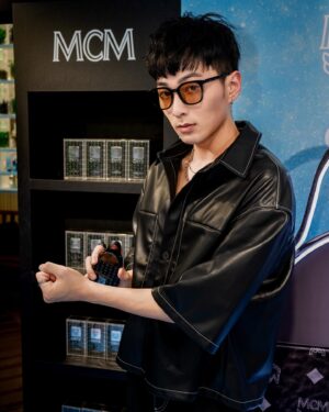 Jed Chung Instagram - MCM ONYX

ONYX是一種瑪瑙礦物石，代表能量、力量及自信。

近年MCM開始推出原創背包造型香水，以品牌經典「Stark老花後背包」為靈感設計，在推出一系列商品受到全球廣大香氛愛好者矚目後，終於誕生了MCM ONYX 黑曜背包淡香精，不僅延續了一直以來背包香水的核心概念「TRAVEL BYOND 虛擬時空旅行」，還創建了ONYX元素，成為了開啟時空之門的鑰匙。

此次設計除了重現品牌經典標誌性後背包外，採用霧面黑色配上深灰色的visetos老花圖案，搭配青銅色裝飾復刻皮革紋理，刻畫出虛擬時空的神秘與ONYX元素的冷冽。

當我第一次試香MCM ONYX的時候，首先帶給我的是一陣胡椒辛辣夾雜生薑的距離感，像是虛擬時空一樣，對於那個未曾交集的某個他/她有著某種未知又有想像空間的距離感。接著你開始對這個未知產生好奇，試著探索了解，原來隱匿在這距離背後的是馥郁薰衣草香加上羅勒與紫羅蘭葉清新的它。而你以為對於一切瞭如指掌時，尾韻的清新木香與海地香根草又將你拉進不同的維度，當你反應過來時，它只留下溫暖且炙熱的痕跡。

MCM自第一款香水問世，便堅持「永續性採購」及「綠色環保香水」的核心理念，ONYX也不例外，由超過79%科生物降解的純素配方製成，其中超過89%的成分使用化學原理，皆是為了實現永續環保的關鍵。

想跟我一起收藏這款未來主義香水嗎？
8月還有品牌香氛快閃店活動別錯過囉！

Pop Up Store
8/04-8/06 桃園中壢SOGO一樓大門
8/12-8/15 台北統一時代一樓連通道

@maisondebeautetaiwan 
#MCMFragrance#MCMOnyx#mcm黑曜背包淡香精