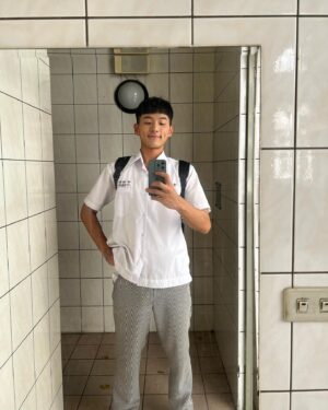 Jed Chung Instagram - 殺青快一個月了，想想拍攝就是轉眼瞬間就結束的事，可能之前拍攝的時程長，這次在拍攝時程也下意識地以為會繼續常常地看到這群人，結果就這麼倏忽地拍完了，打個噴嚏很快地就也上線了，事後想想其實之前的一年好像也不是很長，蠻快的。
從校園生活正式更名成職場生活，代表能再像以前一拖拉庫人相處在一起的機會不多了（至少陳安民警官是啦），但也很開心能用詼諧的方式帶給即將畢業的朋友們一些獨自踏入職場可能面臨的難題，希望大家還是會喜歡！
但也還是會很懷念啦，懷念日出的哈福高中、颱風天的畢業旅行、一起吃蒜頭雞的頭城農場、熱血北海岸機車大隊，有多少嘴角失守的畫面就有多少失控的場面，在你們笑出來前我們可能已經幾次下巴脫臼了。
想知道你們最懷念的是哪一個畫面？