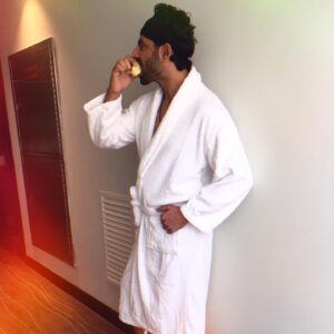 Jeet Raidutt Instagram - Buenos días Miamor ✨ #apple 
#healthyfood #healthylifestyle #healthyeating #buenosdías #instapost #bollywood #bollywoodsongs #bollywoodpics #bollywoodmovies #bollywoodfashion #instadaily