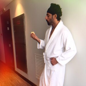 Jeet Raidutt Instagram - Buenos días Miamor ✨ #apple 
#healthyfood #healthylifestyle #healthyeating #buenosdías #instapost #bollywood #bollywoodsongs #bollywoodpics #bollywoodmovies #bollywoodfashion #instadaily