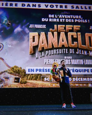 Jeff Panacloc Instagram - C’est notre première ‘première semaine’ d’avant-première. Oui, ça fait un sacré combo de ‘premières’ ! Mais bon, après tout, c’est notre tout premier film, alors on a le droit, non ?
Un immense merci à tous ceux qui sont venus découvrir notre film et partager quelques fous rires sur cette aventure délirante !
Je ne m’attendais sincèrement pas à voir une telle foule dans les salles de cinéma. On dirait que notre film attire les curieux comme les fans les plus fous !
On ne lâche rien, on continue la route vers vous 🚘.
Love you ♥️🙃