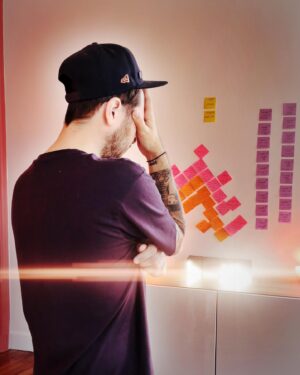 Jeff Panacloc Instagram - Y’a pas que les oignons qui font pleurer 😅
Il y’a les @postit aussi …
Se remettre en question fait partie du job mais pu**** parfois c’est dur ! DUUUUUR !
Voilà allez belle journée à la pompe à tous 👊🏼

Love You 🙃❤️

#nouveau #spectacle #rollercoaster #jeffpanacloc #jeffpanaclocadventure #ilestcontent #adventure