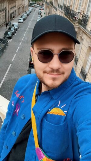 Jeff Panacloc Instagram - Je suis parti dans une contrée lointaine pour écrire les premières notes de notre nouvelle histoire.
Vous me manquez déjà, alors au boulot avant de retrouver Jean-Marc et company*.
Mais quelque chose a changé chez moi !
Mais quoi ????
Love You ❤️🙃

💪🏻💇‍♂️🙏🏼 @hairstyleonie