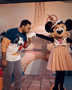 Jeff Panacloc Instagram - Encore du rêve et toujours du rêve 😴 💭 
Merci @disneylandparis pour ces moments gravés 🧑‍🧑‍🧒‍🧒
Love You ❤️🙃
🙏🏼 @sarscetbon 🚀