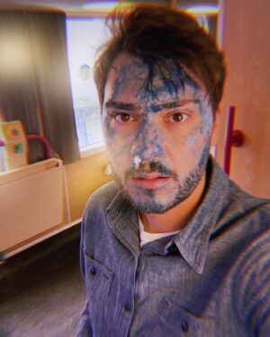 Jeff Panacloc Instagram - 🤣🎨 Rêve ta vie en couleuuuuur, c’est le secret du bonheur !
Aujourd’hui, je suis en mode “avatar” avec ce produit bleu chelou sur le visage. 😂💙

🤔 Vous vous demandez pourquoi ?? 
La réponse est sur grand écran ! 🎬

🍿 Allez voir notre film au cinéma pour découvrir le secret de ma transformation en “créature bleutée” ! C’est drôle, c’est frais, et ça va vous faire voir la vie en… bleu ! 🌈

Alors ? Vous venez à quelle date vous !?
Love You ❤️🙃

#BleuMystère #CinémaFun #DécouvrezLeSecret
#jeffpanaclocalapoursuitedejeanmarc