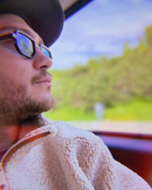 Jeff Panacloc Instagram - Sur la route de la tournée 🚗 
Des kilomètres depuis 10ans et toujours le même kiff de savoir qu’au bout du chemin il y a vous !
Love You 🙃❤️

#nouveau #spectacle #rollercoaster #jeffpanacloc #jeffpanaclocadventure #ilestcontent #adventure
