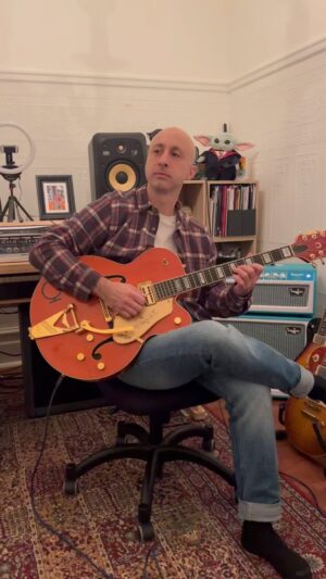 Jeff Stinco Instagram - « Little Lullaby Before Christmas » - I wish you all a merry Christmas! 

Happy Holidays! 

@tonekingamps