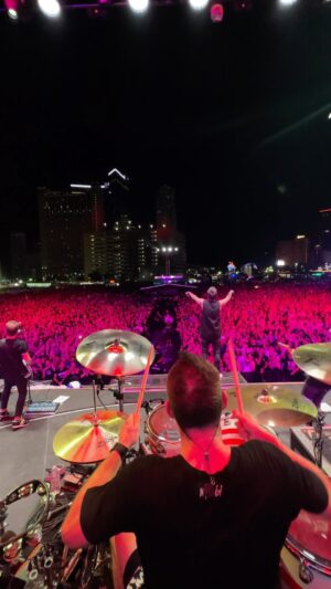 Jeff Stinco Instagram - Watching this footage from our second-to-last show of this incredible year hits right in the feels. Nostalgia overload... 

🎥 : @airxyel 

@simpleplan @whenwewereyoungfest #vegas #livemusic #emo #poppunk