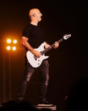 Jeff Stinco Instagram - I have no idea why guitar noodling became synonymous with sticking my tongue out in front of large amounts of people watching me play guitar 🤷‍♂️🎸🤘

Photo: @annaleemedia 

@aristidesguitars @daddarioandco @jimdunlopusa