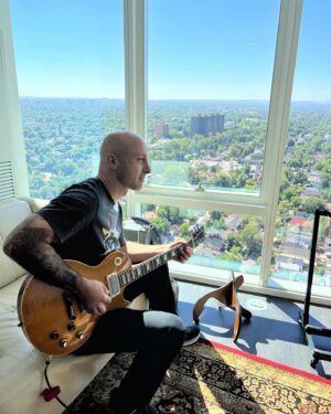 Jeff Stinco Instagram - Had a wonderful morning trying out magical and rare instruments @penthouseguitars with my friend @baldacciguitars - this is a Greeny LP (a copy of @kirkhammett ‘s burst)…woah…🤤
