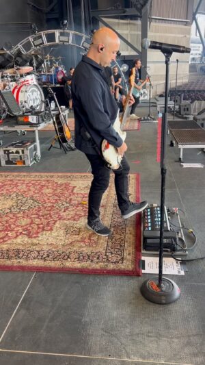 Jeff Stinco Instagram - I love playing deeper cuts at the soundcheck parties, especially when they boast kick ass guitar solos to sink my teeth into. Here’s the solo to « Promise » from « Still Not Getting Any » with 6-string harmonies provided by the great @seblefebvre - let’s go! (Side stage drum heavy iPhone audio 🤷‍♂️)

@fendercustomshop @fenderbilly @revvamps @jimdunlopusa @daddarioandco