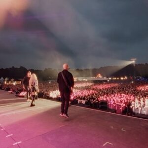 Jeff Stinco Instagram - Tonight, we’re playing in the UK with @avrillavigne beside the stunning Cardiff Castle. I wonder if Avril will ask us to join her for 'Addicted' again, like she did at @hurricanefestival 😜

video: @lucasallegretto

@paolettiguitars @daddarioandco @dunlop @twonotesaudio @simpleplan