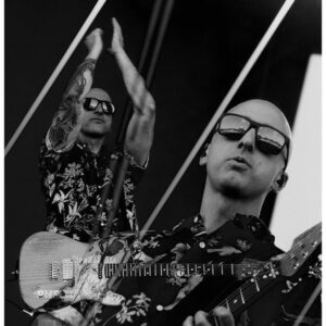 Jeff Stinco Instagram - What a beautiful set of pictures by my friend, the very talented, @minopasqualone - taken in Milan a few days ago. 

@minopasqualone @simpleplan @paoletti_guitars @revvamps @twonotesaudio @daddarioandco