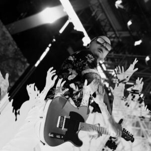Jeff Stinco Instagram - What a beautiful set of pictures by my friend, the very talented, @minopasqualone - taken in Milan a few days ago. 

@minopasqualone @simpleplan @paoletti_guitars @revvamps @twonotesaudio @daddarioandco