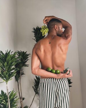 Jeffrey Bowyer-Chapman Instagram - “𝚑𝚎 𝚏𝚘𝚞𝚗𝚍 𝚝𝚛𝚒𝚟𝚒𝚊𝚕 𝚊𝚕𝚕 𝚝𝚑𝚊𝚝 𝚠𝚊𝚜 𝚖𝚎𝚊𝚗𝚝 𝚝𝚘 𝚌𝚑𝚊𝚛𝚖 𝚑𝚒𝚖, 𝚊𝚗𝚍 𝚍𝚒𝚍 𝚗𝚘𝚝 𝚊𝚗𝚜𝚠𝚎𝚛 𝚝𝚑𝚎 𝚐𝚕𝚊𝚗𝚌𝚎𝚜 𝚠𝚑𝚒𝚌𝚑 𝚒𝚗𝚟𝚒𝚝𝚎𝚍 𝚑𝚒𝚖 𝚝𝚘 𝚋𝚎 𝚋𝚘𝚕𝚍” 🍋‍🟩🤞🏾🍈
