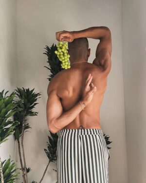 Jeffrey Bowyer-Chapman Instagram - “𝚑𝚎 𝚏𝚘𝚞𝚗𝚍 𝚝𝚛𝚒𝚟𝚒𝚊𝚕 𝚊𝚕𝚕 𝚝𝚑𝚊𝚝 𝚠𝚊𝚜 𝚖𝚎𝚊𝚗𝚝 𝚝𝚘 𝚌𝚑𝚊𝚛𝚖 𝚑𝚒𝚖, 𝚊𝚗𝚍 𝚍𝚒𝚍 𝚗𝚘𝚝 𝚊𝚗𝚜𝚠𝚎𝚛 𝚝𝚑𝚎 𝚐𝚕𝚊𝚗𝚌𝚎𝚜 𝚠𝚑𝚒𝚌𝚑 𝚒𝚗𝚟𝚒𝚝𝚎𝚍 𝚑𝚒𝚖 𝚝𝚘 𝚋𝚎 𝚋𝚘𝚕𝚍” 🍋‍🟩🤞🏾🍈