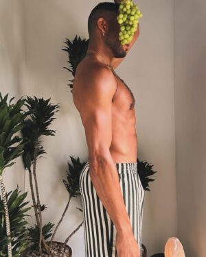 Jeffrey Bowyer-Chapman Instagram - “𝚑𝚎 𝚏𝚘𝚞𝚗𝚍 𝚝𝚛𝚒𝚟𝚒𝚊𝚕 𝚊𝚕𝚕 𝚝𝚑𝚊𝚝 𝚠𝚊𝚜 𝚖𝚎𝚊𝚗𝚝 𝚝𝚘 𝚌𝚑𝚊𝚛𝚖 𝚑𝚒𝚖, 𝚊𝚗𝚍 𝚍𝚒𝚍 𝚗𝚘𝚝 𝚊𝚗𝚜𝚠𝚎𝚛 𝚝𝚑𝚎 𝚐𝚕𝚊𝚗𝚌𝚎𝚜 𝚠𝚑𝚒𝚌𝚑 𝚒𝚗𝚟𝚒𝚝𝚎𝚍 𝚑𝚒𝚖 𝚝𝚘 𝚋𝚎 𝚋𝚘𝚕𝚍” 🍋‍🟩🤞🏾🍈