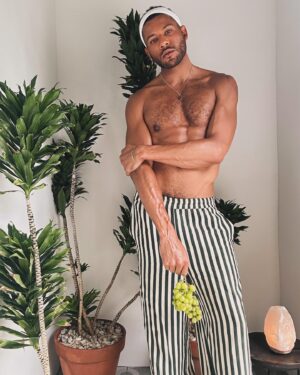 Jeffrey Bowyer-Chapman Instagram - “𝚑𝚎 𝚏𝚘𝚞𝚗𝚍 𝚝𝚛𝚒𝚟𝚒𝚊𝚕 𝚊𝚕𝚕 𝚝𝚑𝚊𝚝 𝚠𝚊𝚜 𝚖𝚎𝚊𝚗𝚝 𝚝𝚘 𝚌𝚑𝚊𝚛𝚖 𝚑𝚒𝚖, 𝚊𝚗𝚍 𝚍𝚒𝚍 𝚗𝚘𝚝 𝚊𝚗𝚜𝚠𝚎𝚛 𝚝𝚑𝚎 𝚐𝚕𝚊𝚗𝚌𝚎𝚜 𝚠𝚑𝚒𝚌𝚑 𝚒𝚗𝚟𝚒𝚝𝚎𝚍 𝚑𝚒𝚖 𝚝𝚘 𝚋𝚎 𝚋𝚘𝚕𝚍” 🍋‍🟩🤞🏾🍈