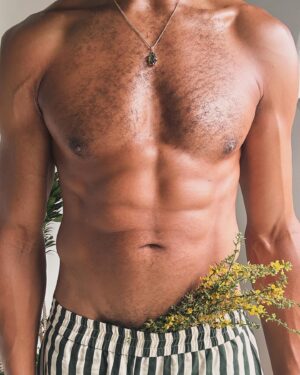 Jeffrey Bowyer-Chapman Instagram - “𝚑𝚎 𝚏𝚘𝚞𝚗𝚍 𝚝𝚛𝚒𝚟𝚒𝚊𝚕 𝚊𝚕𝚕 𝚝𝚑𝚊𝚝 𝚠𝚊𝚜 𝚖𝚎𝚊𝚗𝚝 𝚝𝚘 𝚌𝚑𝚊𝚛𝚖 𝚑𝚒𝚖, 𝚊𝚗𝚍 𝚍𝚒𝚍 𝚗𝚘𝚝 𝚊𝚗𝚜𝚠𝚎𝚛 𝚝𝚑𝚎 𝚐𝚕𝚊𝚗𝚌𝚎𝚜 𝚠𝚑𝚒𝚌𝚑 𝚒𝚗𝚟𝚒𝚝𝚎𝚍 𝚑𝚒𝚖 𝚝𝚘 𝚋𝚎 𝚋𝚘𝚕𝚍” 🍋‍🟩🤞🏾🍈