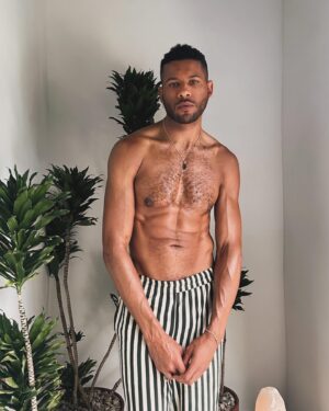Jeffrey Bowyer-Chapman Instagram - “𝚑𝚎 𝚏𝚘𝚞𝚗𝚍 𝚝𝚛𝚒𝚟𝚒𝚊𝚕 𝚊𝚕𝚕 𝚝𝚑𝚊𝚝 𝚠𝚊𝚜 𝚖𝚎𝚊𝚗𝚝 𝚝𝚘 𝚌𝚑𝚊𝚛𝚖 𝚑𝚒𝚖, 𝚊𝚗𝚍 𝚍𝚒𝚍 𝚗𝚘𝚝 𝚊𝚗𝚜𝚠𝚎𝚛 𝚝𝚑𝚎 𝚐𝚕𝚊𝚗𝚌𝚎𝚜 𝚠𝚑𝚒𝚌𝚑 𝚒𝚗𝚟𝚒𝚝𝚎𝚍 𝚑𝚒𝚖 𝚝𝚘 𝚋𝚎 𝚋𝚘𝚕𝚍” 🍋‍🟩🤞🏾🍈