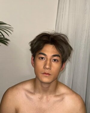 Jeffrey Ngai Instagram - Who are you?😵‍💫
話說嚟緊入組拍戲要黑啲，所以自己想率先試下黑咗嘅感覺
但黑過身體會係好事嗎？🤔

#真係好黑好黃 #笑到停唔到 #最後個張係黑到灰咗