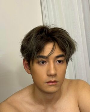 Jeffrey Ngai Instagram - Who are you?😵‍💫
話說嚟緊入組拍戲要黑啲，所以自己想率先試下黑咗嘅感覺
但黑過身體會係好事嗎？🤔

#真係好黑好黃 #笑到停唔到 #最後個張係黑到灰咗