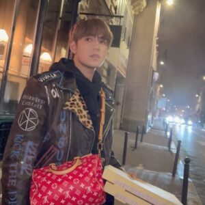 Jeffrey Ngai Instagram - your pizza is nearby 🍕 
咁凍都要送外賣，生意難做 ☃️