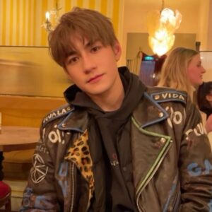 Jeffrey Ngai Instagram - your pizza is nearby 🍕 
咁凍都要送外賣，生意難做 ☃️