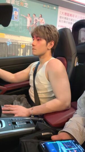 Jeffrey Ngai Instagram - 以後可以用自己架車宣傳新歌❤️‍🔥yeahh 

#傢俬
多謝 @903ahjeng 正姐拍攝