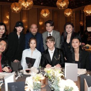 Jeffrey Ngai Instagram - 見到偶像 故作鎮定的我🫨❤️‍🔥

很開心第二年参加導演會，也亂入了毒舌大狀之飯戲攻心2
謝謝呀聰帶著我們去拍照🫶