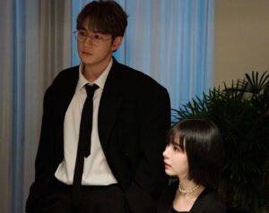 Jeffrey Ngai Instagram - 永遠站在我背後的人
她把滿滿的愛都藏在這個MV裡

從我逼她當導演，到她構思每個故事情節、埋班找人、睇景、到拍攝，她把心中每個分鏡都想得清清楚楚、每場情緒要什麼、每場動線是什麼、機位擺哪裡、演員的動作做什麼、鏡頭要什麼、轉換每場衣服、每個道具、都在她心中想好了，看著她和剪接互剪和構思每一格畫面，跟調色來來回回討論，到最後的成品，能感受到裡面藏很深很深的愛。因為裡面還包含每個岡位的愛，大家就是一群年青熱血的90後和00後，沒有大家的力量灌輸在裡面也不會有這麼讓人感動的MV。也特別感謝君豪哥和明禎陪我們一起瘋，相信陳導，感謝大家。

看了幾句留言，感觸很深。
弄壞的傢俬損毀了或許能修補
但被破壞的關係卻是覆水難收

希望大家珍惜眼前人

謝謝你送的這份生日禮物

MV 
https://youtu.be/RrY00cCgD1g?si=34klyDU5NXkHw7gN