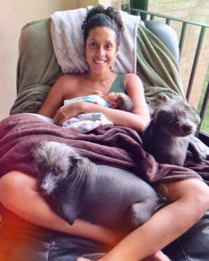 Jeirmarie Osorio Instagram - Recibiendo y enviándoles amor del bueno. Estos días han sido tan maravillosos. Disculpen que no suba tantas fotos… es que estoy tan presente que se me pasa. Astor está creciendo hermoso y cachetón. Pachita y Copal andan embobados… y su papá, ni se diga. Deseo que tengan una semana llena de amor y dulzura. Y desde ahora les doy las gracias con el corazón por esos mensajes y comentarios tan bellos que nos escriben. 
¡Les amamos!
📸: @_juanvalencia_ 

#mamá #babyboy #xoloitzcuintle