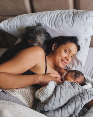 Jeirmarie Osorio Instagram - Amor puro por estos lados… Copal está enamorado. Bueno, todos acá. Les mandamos mucho amorcito. 🤍

#newmom #baby #xolo #newborn #family