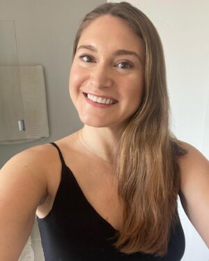 Jenna Doolittle Instagram - Sooo I did a thing this weekend. 🤗

They say blondes have more fun, right?! Feeling fun. 😘 

Also, good stylists are total magic. The change they can give you is so much more than what’s on the outside, but the confidence you get to walk out the door with. ❤️ (cc: @jessien615 who taught me that a long time ago 😘)

👉Swipe 2 for the basic brown before & 3 for some love. 

👉Color by @cameroncancholahair ❤️
👉Cut by @brecolehair ✂️

#glowup #nofilter #salonday #hairstyles #haircolorgoals