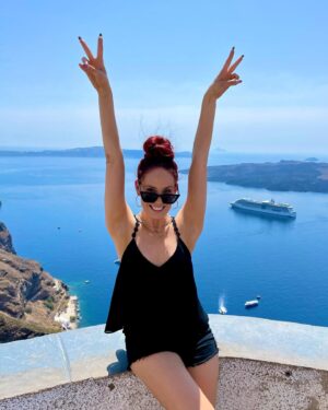 Jenni Thomasson Instagram - I was literally & figuratively on top of the world last week in Greece! What a dream 🥰. It feels so damn good to be traveling and performing again! Beyond thankful to be fully vaxxed and for the zillion covid tests that made this adventure possible and kept us safe 🙌💉