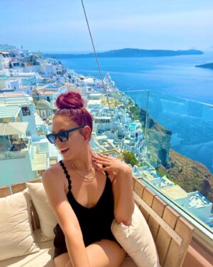 Jenni Thomasson Instagram - I was literally & figuratively on top of the world last week in Greece! What a dream 🥰. It feels so damn good to be traveling and performing again! Beyond thankful to be fully vaxxed and for the zillion covid tests that made this adventure possible and kept us safe 🙌💉