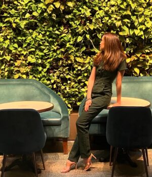 Jennie Kwan Instagram - Recently I had the pleasure of staying at @hotelhugosoho 
It is my new favorite place to stay when I’m in NYC.  It was like a sassy oasis in SOHO.  I felt so well taken care of.  Thank you so much @bmvillanueva for your wonderful hospitality.  Can’t wait to return later this year!!
.
.
.
#hotelhugo #hotelhugosoho #wheretostay #soho #wanderlust #travelbug #actor #hospitality #boutiquehotel #rooftopbar #nyc