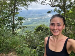 Jennifer Hong Instagram - ：

昨天我的搞笑朋友突然一通電話說來台東找我爬山，我說好像可以耶我有幾天不用工作，咱去爬都蘭山吧！很熱血的我倆說走就走。

但不工作出門ㄧ放鬆都沒在用腦的⋯原先計劃著6:00開爬都蘭山，先是跑錯山頭外加迷路一直到10:30才抵達都蘭山登山口⋯的兩個笨蛋🙄

一路上天氣飄著小雨地上濕滑，但經過我們身邊年紀大的阿姨叔叔怎麼都可以像俠客一樣箭步如飛，比起來我倆爬的像在復健一樣⋯所以說運動是一輩子的事情吶！

我會持續拿下一座座的山，就用每一座郊山和小百岳來連結熱血這件事吧～fighting
.
.
.
#lingling #都蘭山 #姐妹 #爬山 #台東 #開心 #happy #sister