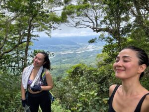 Jennifer Hong Instagram - ：

昨天我的搞笑朋友突然一通電話說來台東找我爬山，我說好像可以耶我有幾天不用工作，咱去爬都蘭山吧！很熱血的我倆說走就走。

但不工作出門ㄧ放鬆都沒在用腦的⋯原先計劃著6:00開爬都蘭山，先是跑錯山頭外加迷路一直到10:30才抵達都蘭山登山口⋯的兩個笨蛋🙄

一路上天氣飄著小雨地上濕滑，但經過我們身邊年紀大的阿姨叔叔怎麼都可以像俠客一樣箭步如飛，比起來我倆爬的像在復健一樣⋯所以說運動是一輩子的事情吶！

我會持續拿下一座座的山，就用每一座郊山和小百岳來連結熱血這件事吧～fighting
.
.
.
#lingling #都蘭山 #姐妹 #爬山 #台東 #開心 #happy #sister