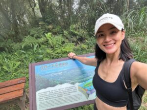 Jennifer Hong Instagram - ：

昨天我的搞笑朋友突然一通電話說來台東找我爬山，我說好像可以耶我有幾天不用工作，咱去爬都蘭山吧！很熱血的我倆說走就走。

但不工作出門ㄧ放鬆都沒在用腦的⋯原先計劃著6:00開爬都蘭山，先是跑錯山頭外加迷路一直到10:30才抵達都蘭山登山口⋯的兩個笨蛋🙄

一路上天氣飄著小雨地上濕滑，但經過我們身邊年紀大的阿姨叔叔怎麼都可以像俠客一樣箭步如飛，比起來我倆爬的像在復健一樣⋯所以說運動是一輩子的事情吶！

我會持續拿下一座座的山，就用每一座郊山和小百岳來連結熱血這件事吧～fighting
.
.
.
#lingling #都蘭山 #姐妹 #爬山 #台東 #開心 #happy #sister