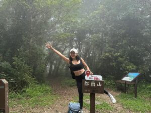 Jennifer Hong Instagram - ：

昨天我的搞笑朋友突然一通電話說來台東找我爬山，我說好像可以耶我有幾天不用工作，咱去爬都蘭山吧！很熱血的我倆說走就走。

但不工作出門ㄧ放鬆都沒在用腦的⋯原先計劃著6:00開爬都蘭山，先是跑錯山頭外加迷路一直到10:30才抵達都蘭山登山口⋯的兩個笨蛋🙄

一路上天氣飄著小雨地上濕滑，但經過我們身邊年紀大的阿姨叔叔怎麼都可以像俠客一樣箭步如飛，比起來我倆爬的像在復健一樣⋯所以說運動是一輩子的事情吶！

我會持續拿下一座座的山，就用每一座郊山和小百岳來連結熱血這件事吧～fighting
.
.
.
#lingling #都蘭山 #姐妹 #爬山 #台東 #開心 #happy #sister