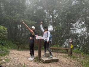 Jennifer Hong Instagram - ：

昨天我的搞笑朋友突然一通電話說來台東找我爬山，我說好像可以耶我有幾天不用工作，咱去爬都蘭山吧！很熱血的我倆說走就走。

但不工作出門ㄧ放鬆都沒在用腦的⋯原先計劃著6:00開爬都蘭山，先是跑錯山頭外加迷路一直到10:30才抵達都蘭山登山口⋯的兩個笨蛋🙄

一路上天氣飄著小雨地上濕滑，但經過我們身邊年紀大的阿姨叔叔怎麼都可以像俠客一樣箭步如飛，比起來我倆爬的像在復健一樣⋯所以說運動是一輩子的事情吶！

我會持續拿下一座座的山，就用每一座郊山和小百岳來連結熱血這件事吧～fighting
.
.
.
#lingling #都蘭山 #姐妹 #爬山 #台東 #開心 #happy #sister
