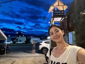 Jennifer Hong Instagram - ：

收工後的夜空
美的不敢相信眼前所見的湛藍
.
.
.
#lingling #夜空 #台東 #藍