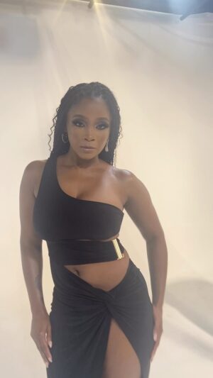 Jennifer Sears Instagram - Just call me “Ms. Trinidad”… cuz I’m servin’ up some serious baby thigh.😏🤎 (Shoutout to the “Martin” fans.)

#photoshoot #behindthescenes #theaddisonsuitemagazine #membersonlytvseries #blackexcellence #actress #model #creator 

Hair: @dhestylist 
Makeup: @makeupbyfeeka