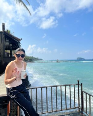 Jenny Zhang Instagram - Uda ditahap yang penting isi TUMBLER, DEBURAN OMBAK dan BIRUNYA LAUT. Selebihnya “BODO AMAT”. 🤍🤍🤍

#enjoymyday 
#godisgood